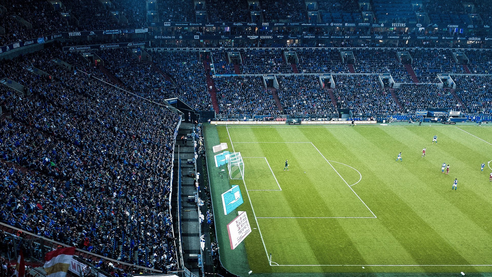 “法甲赛场竞争激烈，豪门争夺宝座”，法甲豪门球队